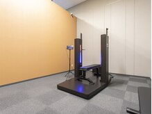 クイックプラスジム イトーヨーカドー大森店(Quick Plus Gym)の雰囲気（Aルームはオレンジ色の壁で、初心者でも簡単に操作できるマシン）