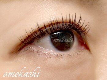 オメカシ(OMEKASHI)の写真/サロン帰りのキレイが続く持ちの良い形状記憶が自慢の最新エクステ◎エクステを始めるならこれで決まり！