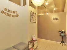 フェルナ 東新宿(FERNA)の雰囲気（入り口は明るい雰囲気になっております！）