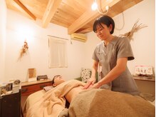 うずまきはり灸治療院の雰囲気(お体の様子を見ながら施術。アフターカウンセリングまで行います)