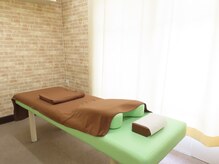 接骨院内に自然光の入る、広々とした受付・待合室。整骨/整体