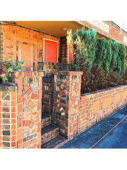 アロマ プリュム ド パン(aroma plume de paon)/《目印はオレンジ色のドア》