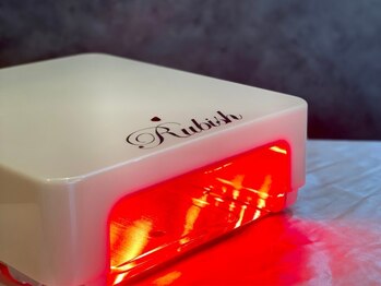 ツキ(TUKI+)/TVでも話題の赤色LEDライト