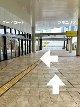 ネイルアバンス 大阪梅田店(Nail AVANCE.)/フードコートを通過します