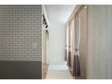 シンプル(Simple.)/カウンセリングルームからの通路