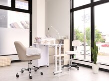 白とグレーの落ち着いた雰囲気のサロンです♪