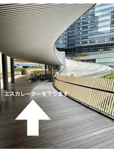 ネイルアバンス 大阪梅田店(Nail AVANCE.)/エスカレーターで下へ