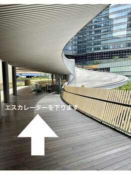 ネイルアバンス 大阪梅田店(Nail AVANCE.)/エスカレーターで下へ