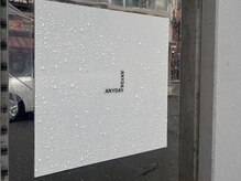 エニデイ(ANY DAY)の雰囲気(赤い階段を登って2階がサロンです♪)