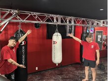 レッドライン(RED LINE)の雰囲気(サンドバッグ3つあります。)