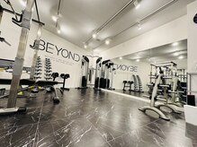 ビヨンド 富山店(BEYOND)の雰囲気（妥協のないトレーニング設備と洗練された開放感のある内装。）