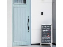 ルノン(Lunon)の雰囲気（外観写真です♪水色の扉が目印です☆）