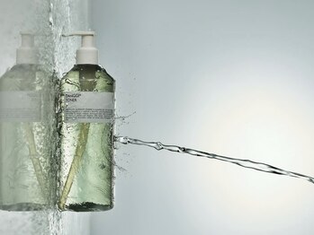 ラ ドゥーサ(La Dusa)/一度で30万本マイクロニードル?