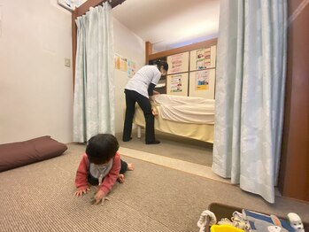 子育てママの整体サロン/施術中のお子様の様子