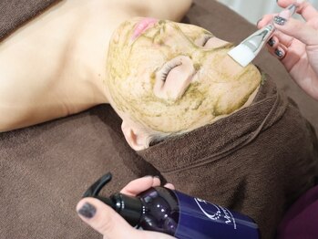 キキ 銀座店(KIKI)の写真/【最高品質のカイメンを使用したハーブピーリング】特許技術のハーブピーリングで広範囲のシミへアプローチ
