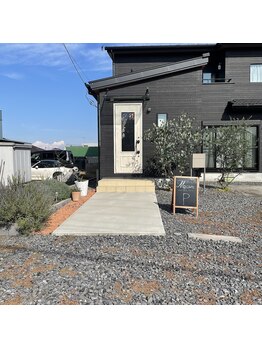 脱毛サロン ブラジリアンワックス ミーケアー(Mecare)/黒い一戸建てです