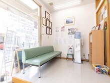 陽の光が入る清潔感のある店内で初めての方でも安心◎