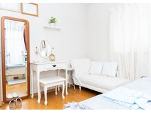 ケア後にメイクしていただけるスペースも完備しております。