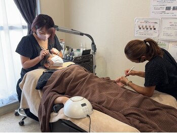 アイリス ネイルアンドアイラッシュ(IRIS nail&eyelash)の写真/【同時施術で時間短縮！目元も爪先も一度でキレイに♪】