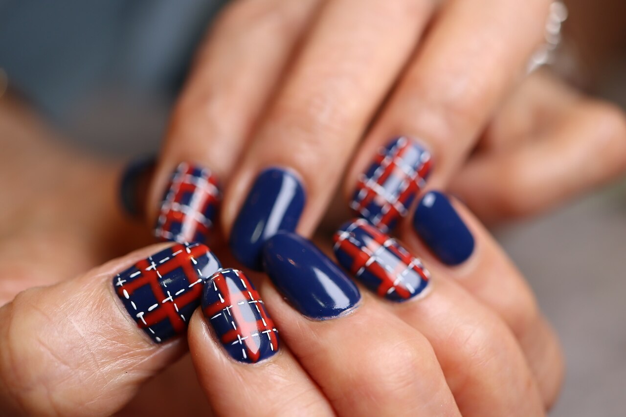 2026年春トレンド】ネイビー ワンカラー ハンドのネイルデザイン集
