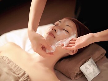 ピーグランディ 表参道店(p-Grandi)の写真/p-Grandi独自の顔筋マッサージで筋肉をほぐし、老廃物の排出を促進☆マッサージ+パックで効果の持続力UP!