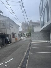 アンドネイル(&nail)/店舗側の細い道