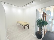 ストレチックス 学園前店の雰囲気（清潔な空間で、横になったままトレーナーにお任せストレッチ。）