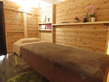 ととのい処とまり木の雰囲気（木のぬくもりを感じる落ち着いた施術ルームとなっております◎）
