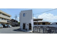 グランツ(Glanz)の雰囲気（お店の外観です！右側のドアから階段をお上がりください♪）