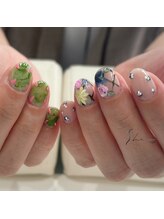 シー(SHE)/ちぐはぐネイル