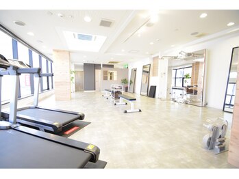 ビプラスビューティー 松山店(Biplus Beauty)/一面の窓から明るい光が差す空間