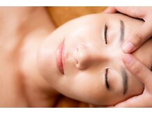 オイルを使って痛気持ちいい◎人気の小顔リンパでリフトアップ