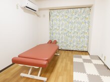 スリープシフト整体院の雰囲気(負担の少ないカイロベッドとキッズスペースも併設)