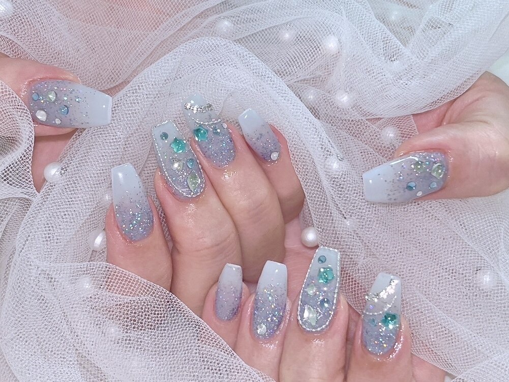 2025年-2026年冬トレンド】ラメグラデーション ロングのネイルデザイン