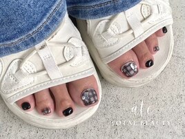 黒チェックフットネイル