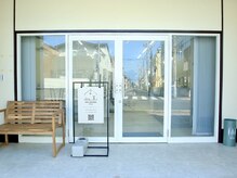 アイデザイン ツツ.の雰囲気（アイデザイン　ツツ.へようこそ！開放的な扉と看板が目印です☆）