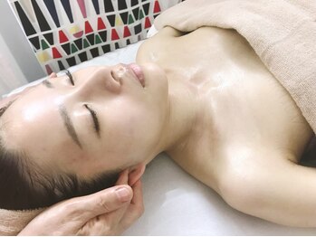 マインドテラピー 高田馬場/耳周りツボ押しで顔周りスッキリ