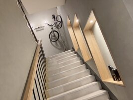 向かって右側のドアより２階へ＊