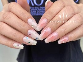 ビジュー×チークネイル