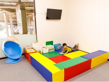 やお駅前鍼灸接骨院の写真/【広々キッズスペースあり♪】家事育児でお疲れの産後ママさん大歓迎☆骨盤の歪みを整え理想の体型に！