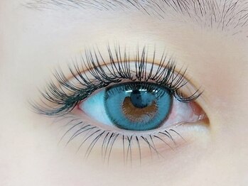 カノア アイラッシュ(KANOA)の写真/【しっかりめの印象を作りたい方へ】ジェットブラックで際立つ目力。高持続設計で、理想の瞳を長く楽しめる