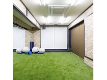個室の施術ルームと人工芝のトレーニングルームで身体を改善♪