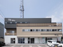 カリス(charis)の雰囲気（店舗外観です。駐車場は19か20のどちらかに駐車してください。）