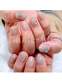 ベージュとカラフルドット