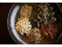 よもぐるみの雰囲気（女性の肌悩み・冷え性・むくみ・肩こりも。１０種類の草をご用意）