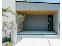 エルメ(ELUME)の雰囲気（サロン入り口の外観（黒いドアです））