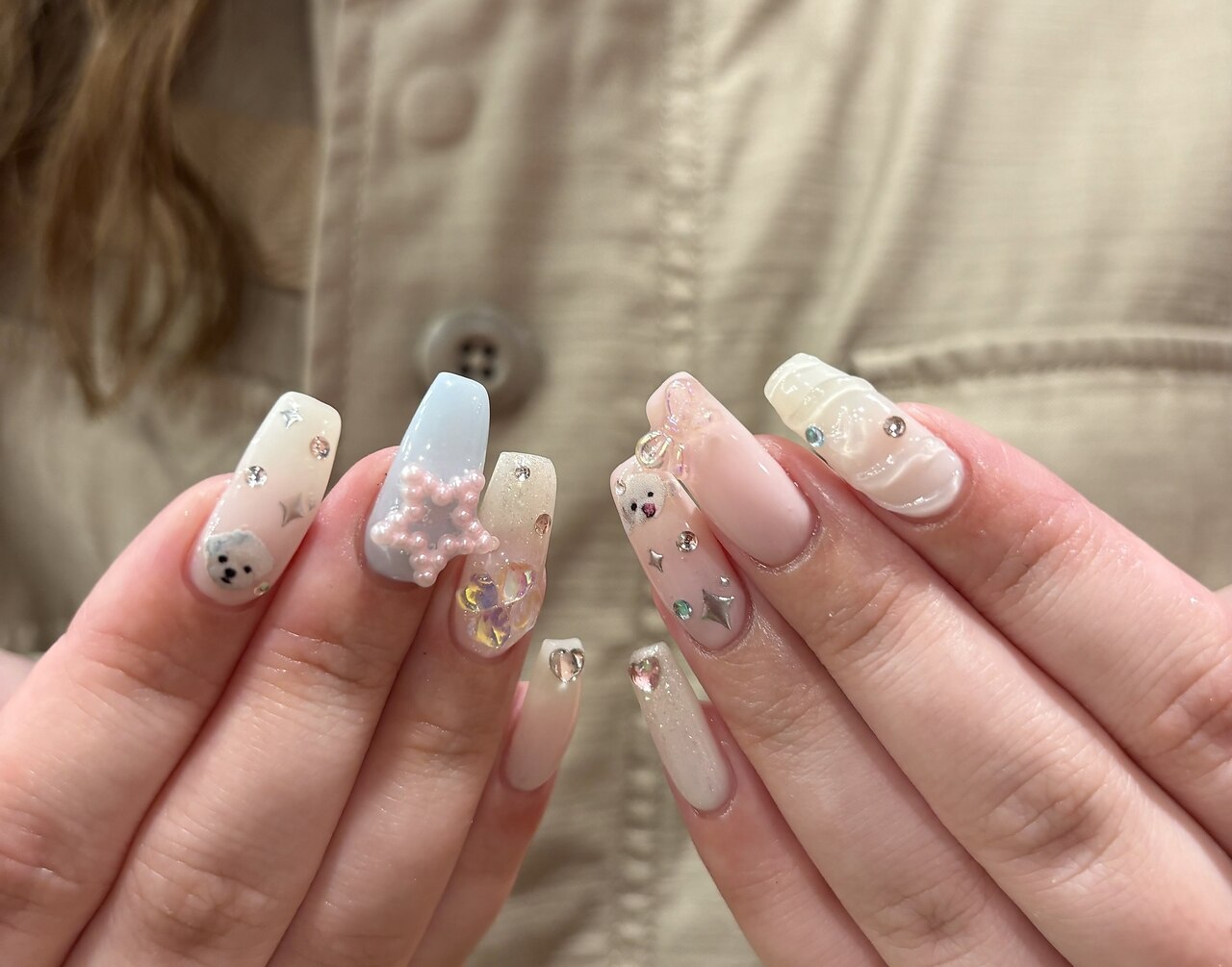 ワンホンオフホワイトニュアンスネイル 韓国 ちゅるん 冬 クリスマス オーロラ うるうるに光るSnowflakeネイル❄️ ⁡ これから雪が降り出すねぇ