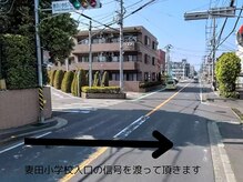 レイ(REI)/バス下車後信号を渡り