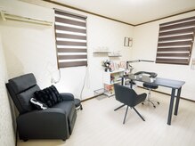 27 Nail Salonの雰囲気（白黒基調のシンプルな空間、豊富なカラージェルをご用意してます）