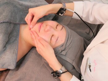 ノーブルノアール(Noble noir)の写真/【最新高周波×専門家施術】、引き上げ×引き締め、お肌を活性化させる“次世代たるみケア・小顔ケア“